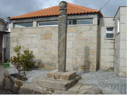 Pelourinho de Douro Calvo -- Romãs