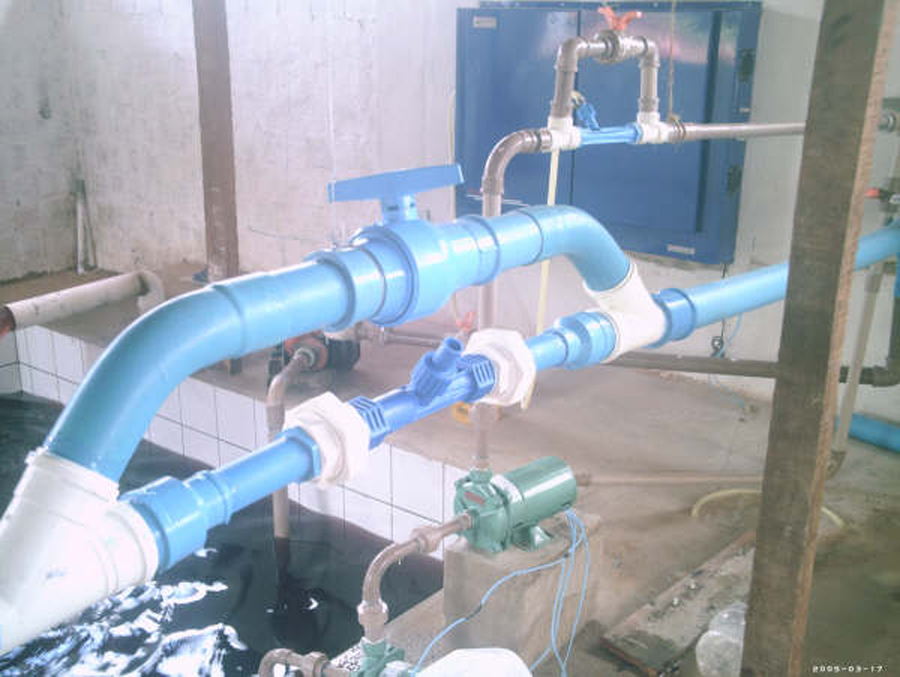 Sistema de oxigenação por ar injetado na adurora principal através de Venturi. Em segundo plano, injeção de solução ozonizada também por um Venturi. No último plano, vista do gerador de ozonio.