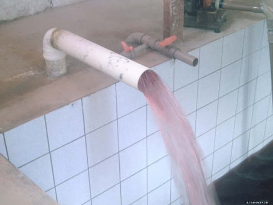 Retorno de solução nutritiva ao tanque. Note-se a solução retornando espumante em virtude de oxigenação abundante
