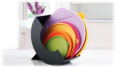 Encontre suas tampas facilmente! Ele pode ser usado em bancada ou pendurado na parede. Capacidade: 22 tampas. Para comprar visite a nossa loja na Av. Sante Fe 2767, Buenos Aires. Click na imagem para ampliar. Tupperware Show