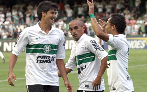 Leandro Almeida (esquerda) já está entrosado com a equipe (Foto: Divulgação / Site oficial do Coritiba)