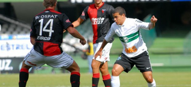 Denis sofreu uma entorse durante o empate com o Colón (Foto: Divulgação / Site oficial do Coritiba)