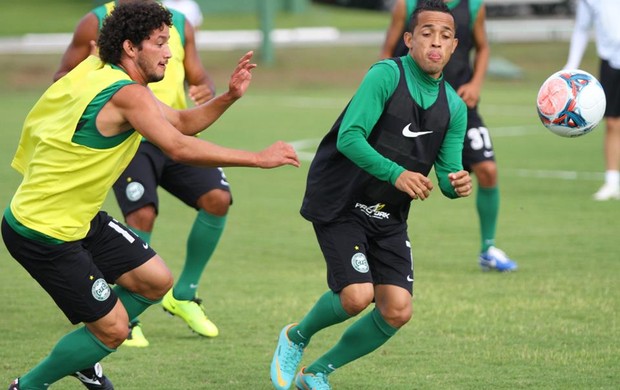 Rafinha e Arthur disputam bola no treino do Coritiba (Foto: Divulgação / Facebook Coritiba)